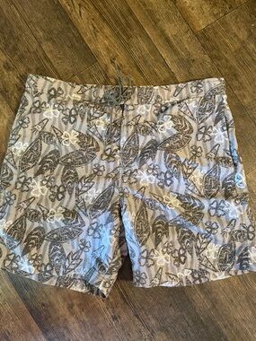 Trader Bay Men's Taupe and Cream Tropical Swim Trunks